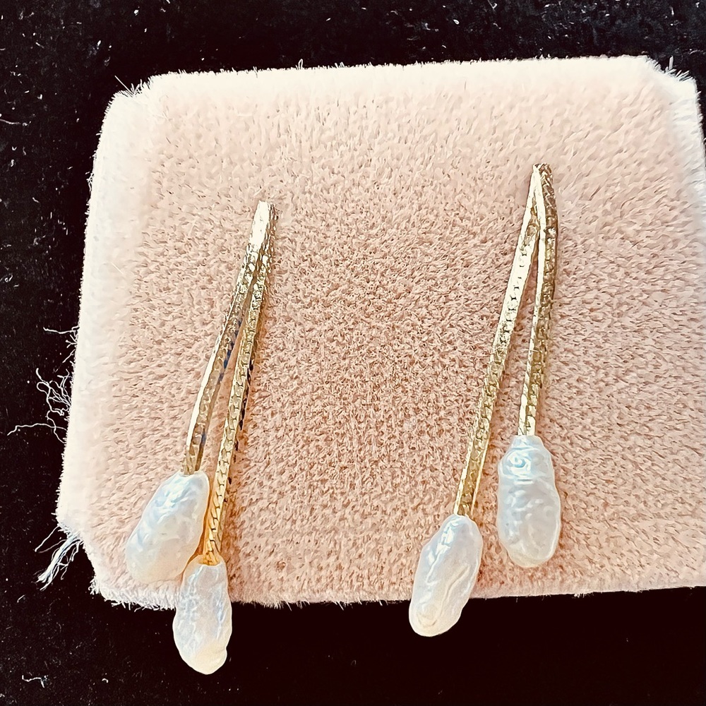 Vintage NWB 14k fresh water rice pearl pierced earrings.